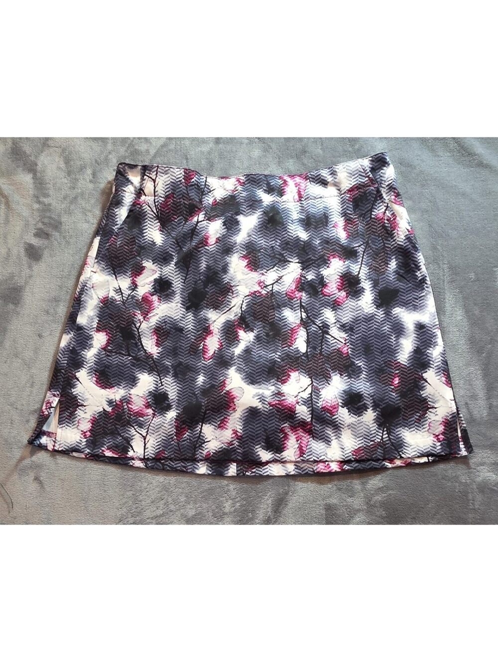 Women's golf skort size 8 with Abstract Floral and Chevron Pattern, Side Slit